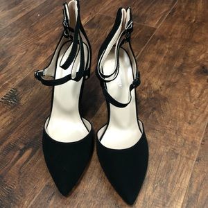 Black pumps